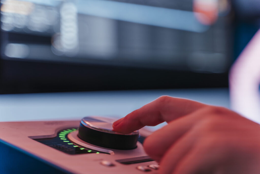 Mà ajustant el control d'una targeta de so professional en un entorn d'estudi musical.